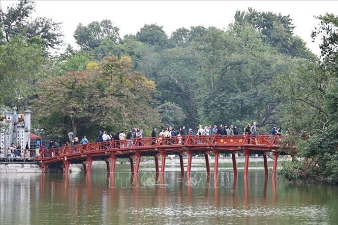 Cầu Thê Húc vào đền Ngọc Sơn tấp nập du khách trong và ngoài nước. Ảnh: Minh Đức – TTXVN