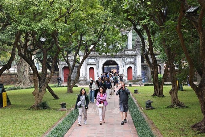 Đông đảo du khách Thủ đô và nước ngoài tham quan di tích Văn Miếu - Quốc Tử Giám trong ngày nghỉ lễ. Ảnh: Minh Đức – TTXVN