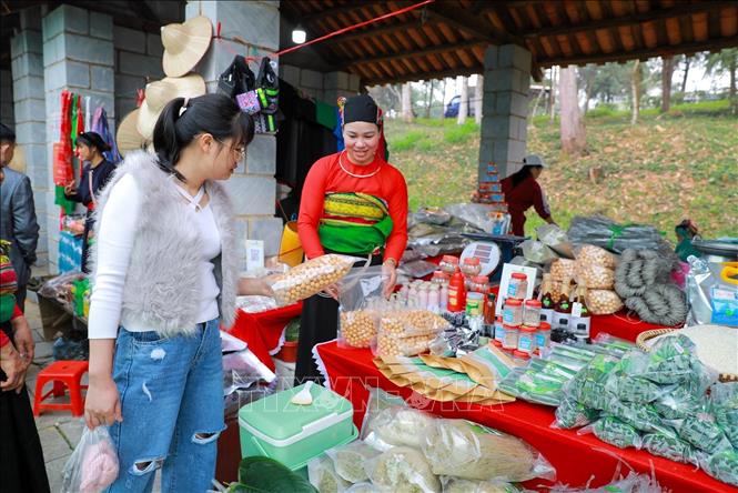 Du khách mua hàng tại Chợ phiên vùng cao - Chào năm mới 2026. Ảnh: Khánh Hoà - TTXVN