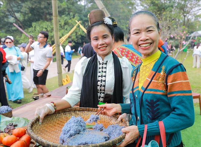 Giới thiệu các sản vật đặc trưng của đồng bào các dân tộc tới du khách. Ảnh: Khánh Hoà - TTXVN