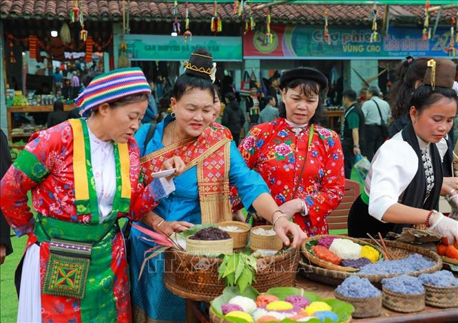 Sự kiện quy tụ hơn 100 đồng bào của 16 dân tộc anh em như Nùng, Tày, Dao, Mông, Mường, Thái, Khơ Mú, Ba Na, Gia Rai, Ê Đê, Khmer… đến từ 11 địa phương trên cả nước. Ảnh: Khánh Hoà - TTXVN