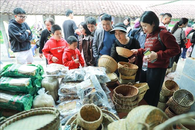 Du khách mua hàng tại Chợ phiên vùng cao - Chào năm mới 2026. Ảnh: Khánh Hoà - TTXVN