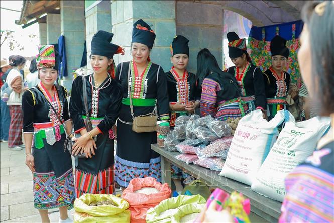 Đồng bào Khơ Mú tỉnh Sơn La tại Chợ phiên. Ảnh: Khánh Hoà - TTXVN