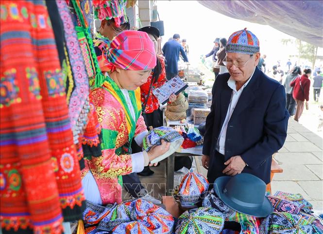 Du khách mua hàng tại Chợ phiên vùng cao - Chào năm mới 2026. Ảnh: Khánh Hoà - TTXVN