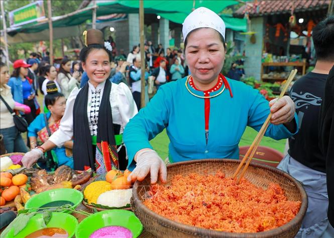 Giới thiệu các sản vật đặc trưng của đồng bào các dân tộc tới du khách. Ảnh: Khánh Hoà - TTXVN