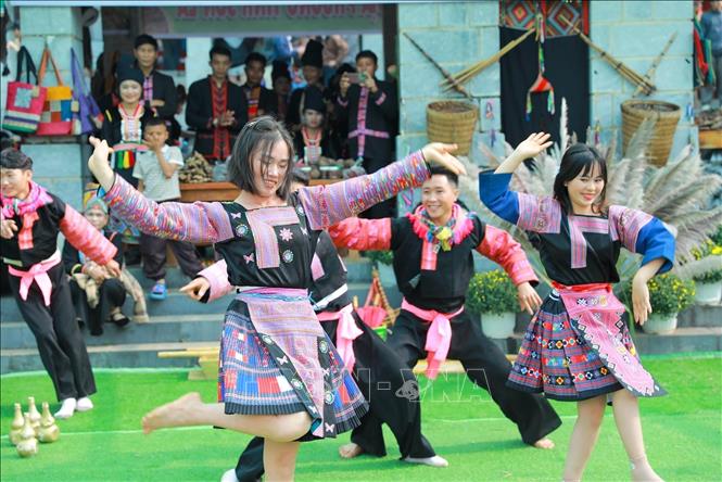 Tiết mục nghệ thuật của đồng bào dân tộc Mông tại Chợ phiên. Ảnh: Khánh Hoà - TTXVN