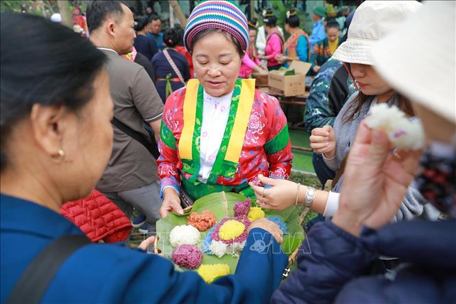 Giới thiệu các sản vật đặc trưng của đồng bào các dân tộc tới du khách. Ảnh: Khánh Hoà - TTXVN