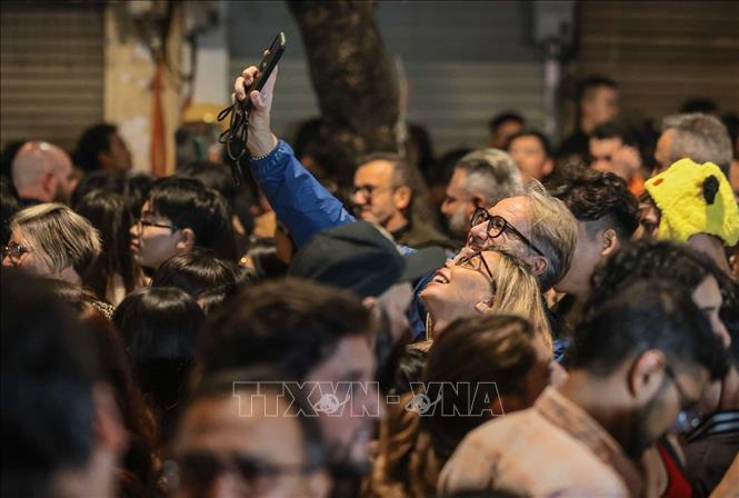 Foreign tourists celebrate New Year 2026 in Hanoi. VNA Photo