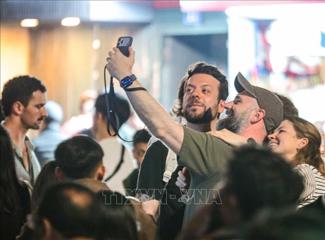 Foreign tourists celebrate New Year 2026 in Hanoi. VNA Photo