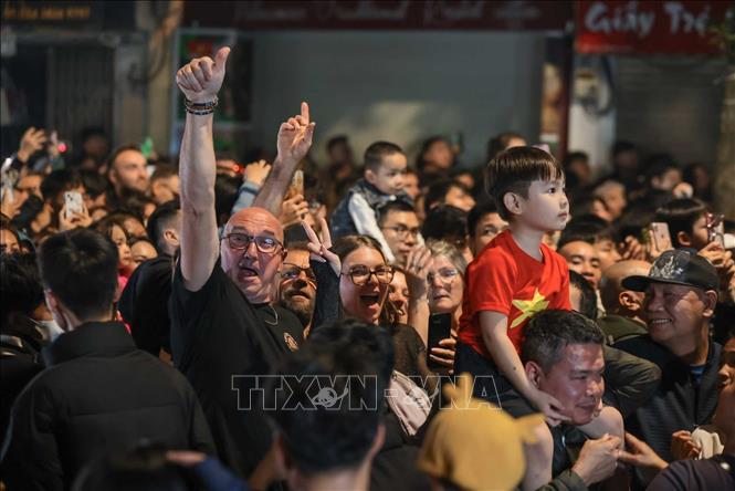 Foreign tourists celebrate New Year 2026 in Hanoi. VNA Photo