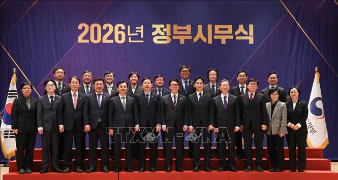 Thủ tướng Hàn Quốc Kim Min-seok (hàng trước, thứ 7 từ trái sang) và các Bộ trưởng chụp ảnh tại lễ thành lập Bộ Kế hoạch và Ngân sách, khởi động chiến lược kinh doanh trong năm mới 2026, tại Sejong ngày 2/1/2026. Ảnh: Yonhap/TTXVN