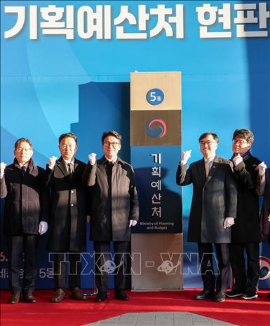Thủ tướng Hàn Quốc Kim Min-seok (thứ 3 trái) tại lễ thành lập Bộ Kế hoạch và Ngân sách ở Sejong ngày 2/1/2026. Ảnh: Yonhap/TTXVN