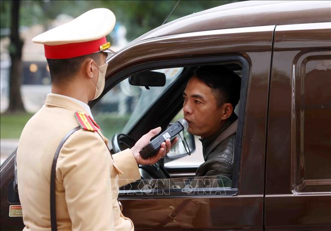 Cán bộ, chiến sĩ đội CSGT số 4 lập chốt kiểm tra nồng độ cồn với các chủ phương tiện tham gia giao thông tại tuyến phố Nguyễn Đình Chiểu. Ảnh: Phạm Kiên - TTXVN 