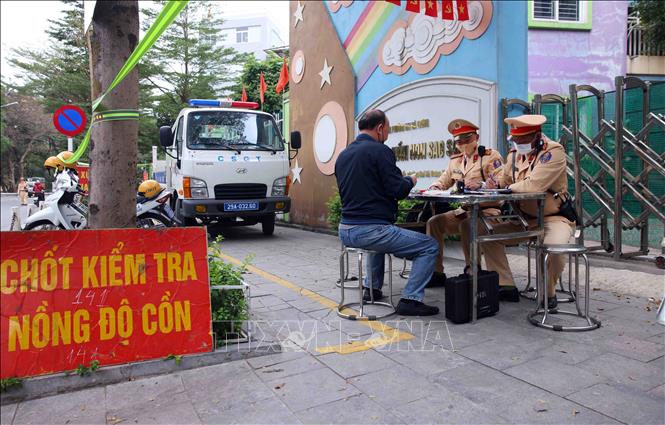 Qua công tác kiểm tra trong 2 ngày đầu nghỉ lễ, lực lượng chức năng đã kiểm soát 14.328 phương tiện, phát hiện, xử lý 342 trường hợp vi phạm nồng độ cồn. Ảnh: Phạm Kiên - TTXVN