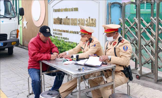 Một trường hợp vi phạm nồng độ cồn bị tổ công tác lập biên bản xử lý và tạm giữ phương tiện. Ảnh: Phạm Kiên - TTXVN