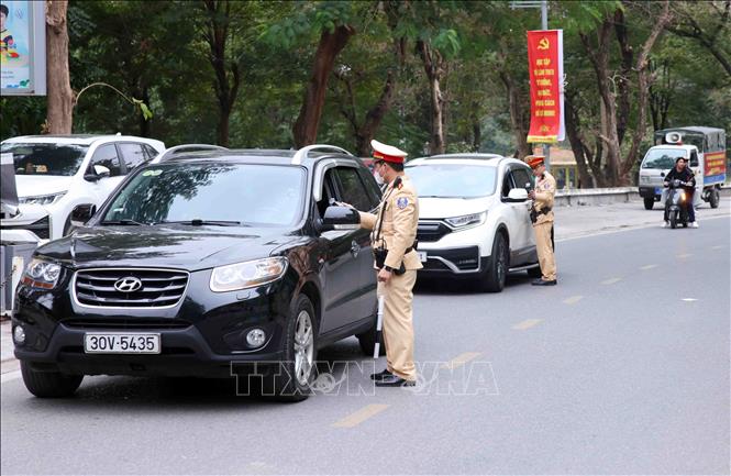 Cán bộ, chiến sĩ đội CSGT số 4 kiểm tra nồng độ cồn với các chủ phương tiện tham gia giao thông tại tuyến phố Nguyễn Đình Chiểu. Ảnh: Phạm Kiên - TTXVN 
