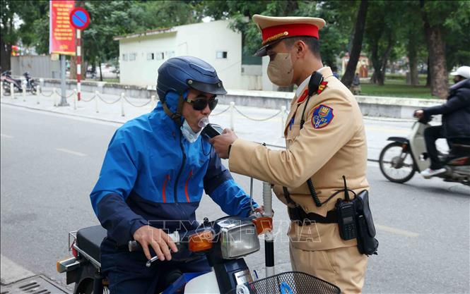Cán bộ, chiến sĩ đội CSGT số 4 lập chốt kiểm tra nồng độ cồn với các chủ phương tiện tham gia giao thông tại tuyến phố Nguyễn Đình Chiểu. Ảnh: Phạm Kiên - TTXVN 
