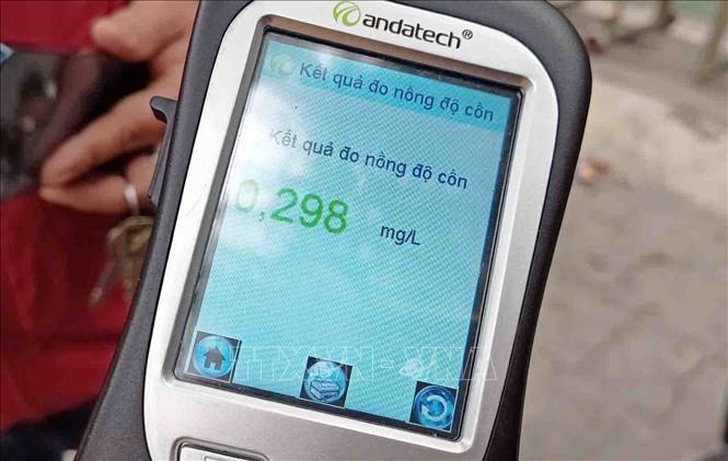 Chỉ sau ít phút lập chốt kiểm tra nồng độ cồn, lực lượng chức năng đã phát hiện một trường hợp vi phạm nồng độ cồn ở mức 0,298 mg/L khí thở . Ảnh: Phạm Kiên - TTXVN