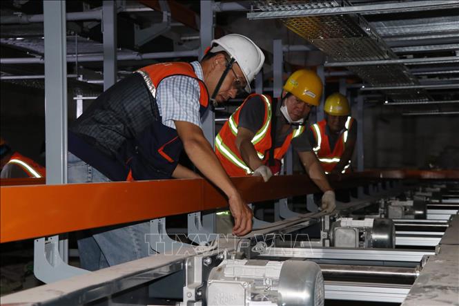 Công nhân kiểm tra hệ thống xử lý hành lý tại nhà ga sân bay Long Thành. Ảnh: Công Phong - TTXVN