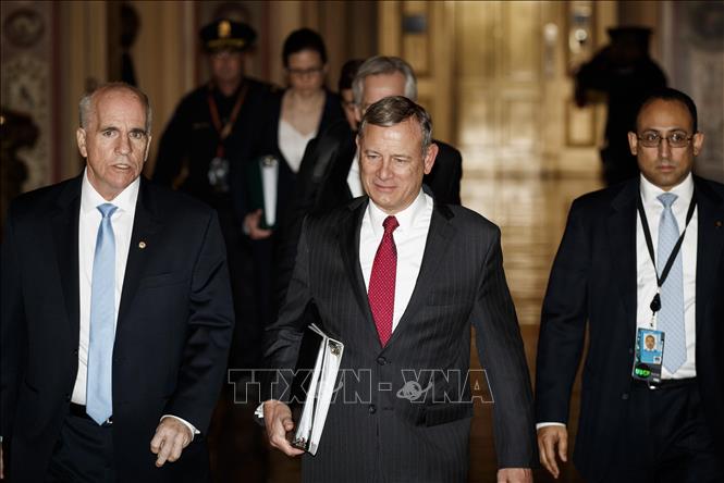 Chánh án Tòa án Tối cao Mỹ John Roberts (giữa) tại Thượng viện Mỹ ở Washington DC., ngày 16/1/2020. Ảnh: THX/TTXVN