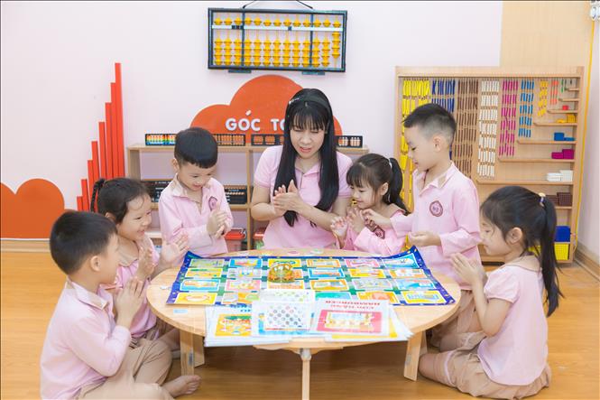 Cô giáo Phạm Thị Long Quân hướng dẫn học sinh Trường Mầm non 8-3 trong giờ học tập. Ảnh: Công Luật - TTXVN