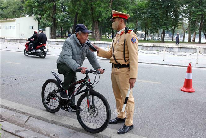 Một trường hợp đi xe đạp cũng được tổ công tác kiểm tra nồng độ cồn kiểm tra. Ảnh: Phạm Kiên - TTXVN