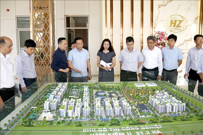 Đoàn công tác nghe giới thiệu mô hình xây dựng khu công nghiệp Hàm Kiệm II. Ảnh: Nguyễn Thanh - TTXVN