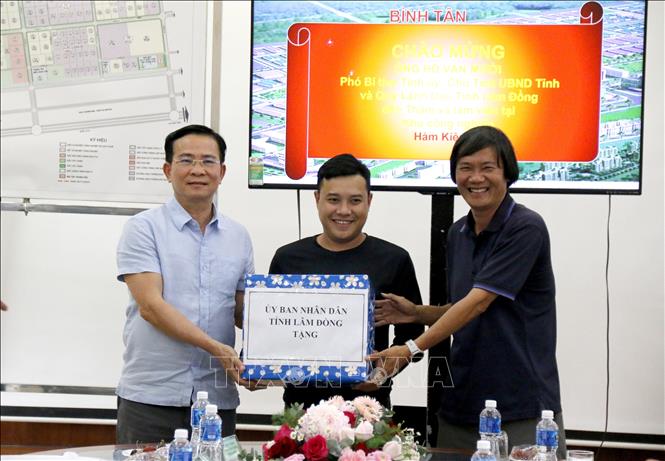 Ông Hồ Văn Mười, Chủ tịch UBND tỉnh Lâm Đồng tặng quà cho công nhân đang làm việc trong Khu công nghiệp Hàm Kiệm II. Ảnh: Nguyễn Thanh - TTXVN