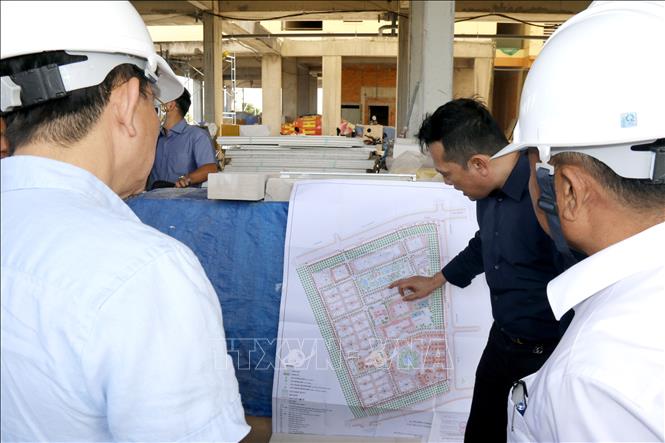 Đoàn công tác nghe báo cáo tiến độ xây dựng khu nhà ở công nhân phục vụ cho khu công nghiệp Hàm Kiệm II.
Ảnh: Nguyễn Thanh - TTXVN