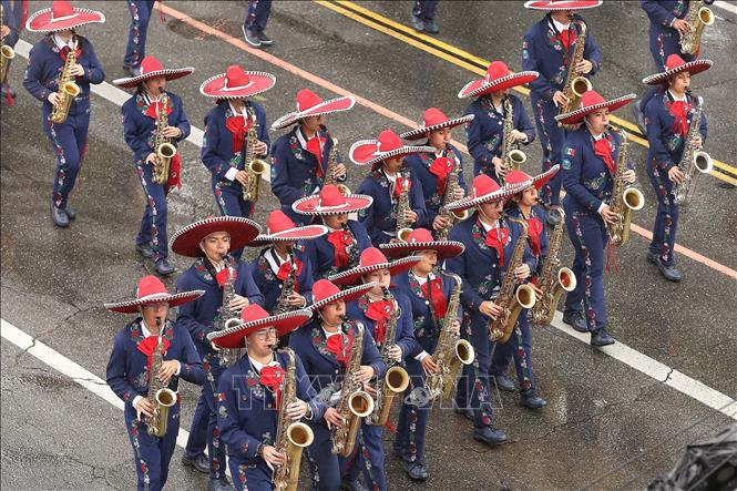 Ban nhạc tham gia Lễ diễu hành Hoa hồng ở Pasadena, California, Mỹ ngày 2/1/2026. Ảnh: THX/TTXVN 