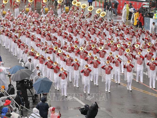 Ban nhạc tham gia Lễ diễu hành Hoa hồng ở Pasadena, California, Mỹ ngày 2/1/2026. Ảnh: THX/TTXVN