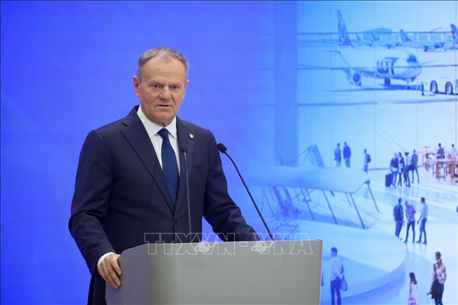 Thủ tướng Ba Lan Donald Tusk trong cuộc họp báo tại thủ đô Warsaw ngày 12/12/2025. Ảnh: PAP/TTXVN