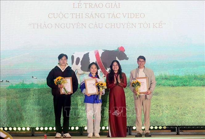 Trao Giấy chứng nhận cho tác giả, nhóm tác giả đoạt giải tại Cuộc thi sáng tạo “Thảo nguyên - Câu chuyện tôi kể”. Ảnh: Quang Quyết - TTXVN