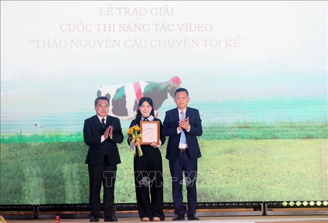 Trao Giấy chứng nhận đoạt giải Nhất cho tác giả Đỗ Ngọc Mai, Trường THPT Thảo Nguyên tại Cuộc thi sáng tạo “Thảo nguyên - Câu chuyện tôi kể”. Ảnh: Quang Quyết - TTXVN