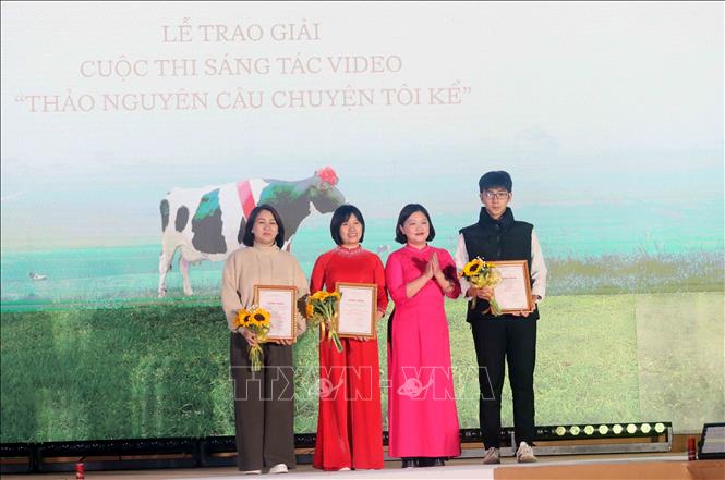 Trao Giấy chứng nhận cho tác giả, nhóm tác giả đoạt giải tại Cuộc thi sáng tạo “Thảo nguyên - Câu chuyện tôi kể”. Ảnh: Quang Quyết - TTXVN