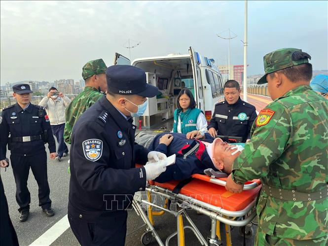 Đồn Biên phòng cửa khẩu Quốc tế Móng Cái (Việt Nam) phối hợp với Trạm kiểm tra Biên phòng xuất nhập cảnh Đông Hưng (Trung Quốc) mở luồng xanh cho xe cứu thương cấp cứu bệnh nhân. Ảnh: TTXVN phát