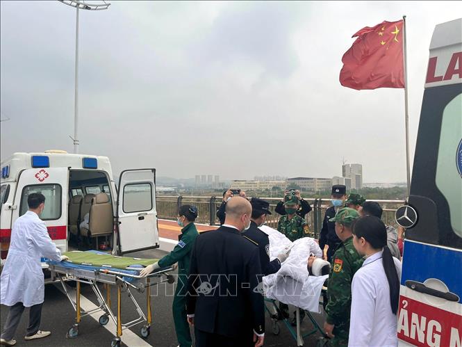 Đồn Biên phòng cửa khẩu Quốc tế Móng Cái (Việt Nam) phối hợp với Trạm kiểm tra Biên phòng xuất nhập cảnh Đông Hưng (Trung Quốc) mở luồng xanh cho xe cứu thương cấp cứu bệnh nhân. Ảnh: TTXVN phát