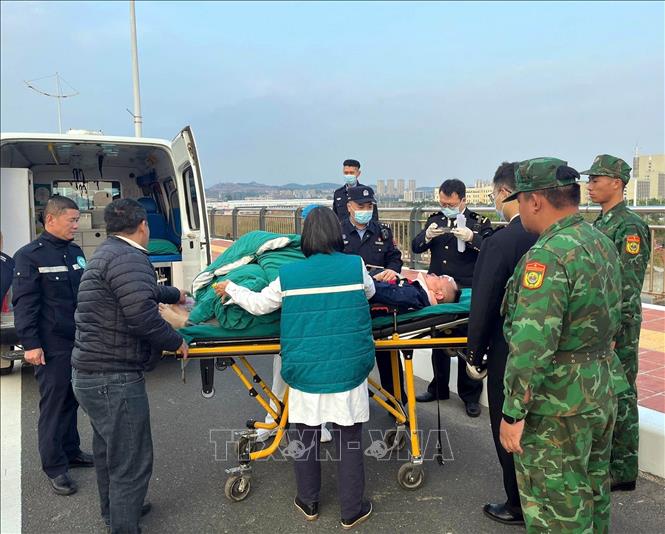 Đồn Biên phòng cửa khẩu Quốc tế Móng Cái (Việt Nam) phối hợp với Trạm kiểm tra Biên phòng xuất nhập cảnh Đông Hưng (Trung Quốc) mở luồng xanh cho xe cứu thương cấp cứu bệnh nhân. Ảnh: TTXVN phát