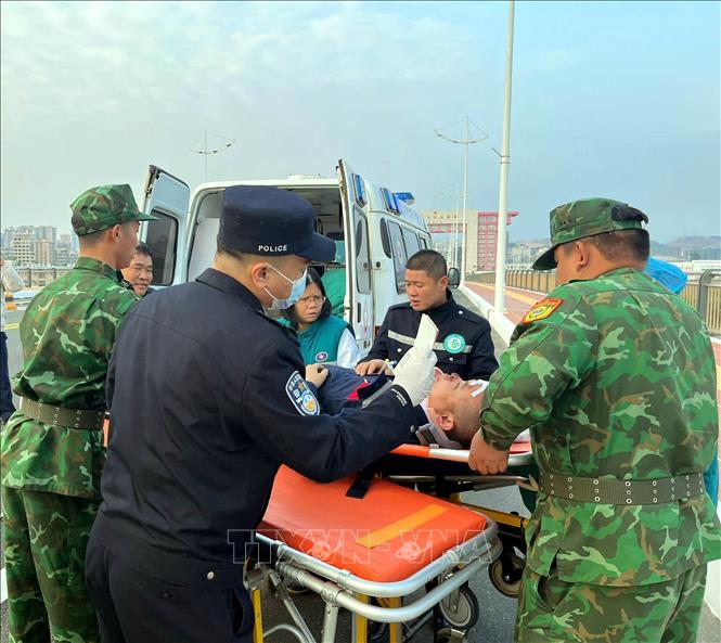 Đồn Biên phòng cửa khẩu Quốc tế Móng Cái (Việt Nam) phối hợp với Trạm kiểm tra Biên phòng xuất nhập cảnh Đông Hưng (Trung Quốc) mở luồng xanh cho xe cứu thương cấp cứu bệnh nhân. Ảnh: TTXVN phát 