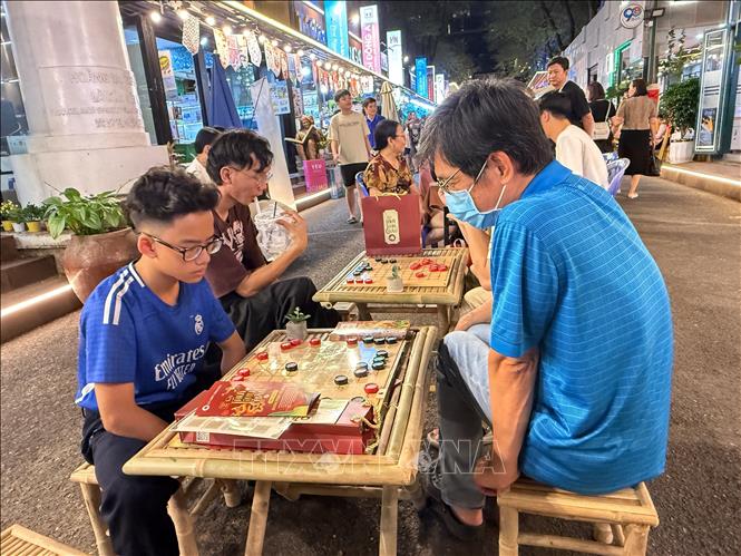 Người dân trải nghiệm các trò chơi dân gian. Ảnh: Thu Hương - TTXVN