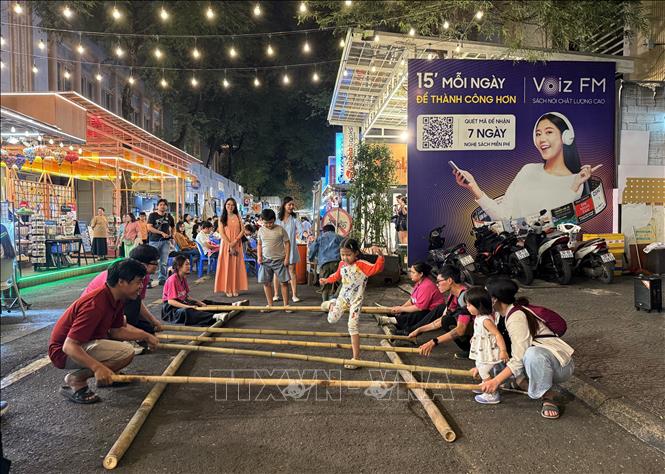 Trò chơi nhảy sạp thu hút các em nhỏ tham gia. Ảnh: Thu Hương - TTXVN