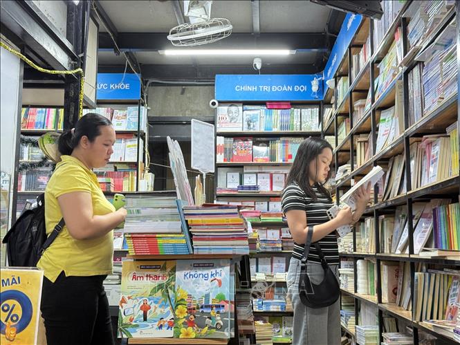 Những gian hàng sách vẫn luôn là lựa chọn của nhiều người dân. Ảnh: Thu Hương - TTXVN