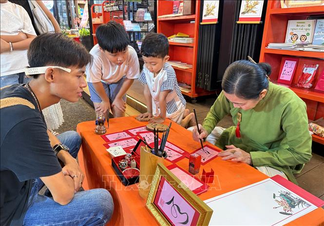 Ngày hội còn có khu vực viết thư pháp dành tặng người dân đầu năm mới. Ảnh: Thu Hương - TTXVN