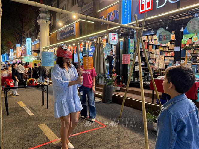 Các trò chơi dân gian còn thu hút cả du khách nước ngoài tham gia. Ảnh: Thu Hương - TTXVN