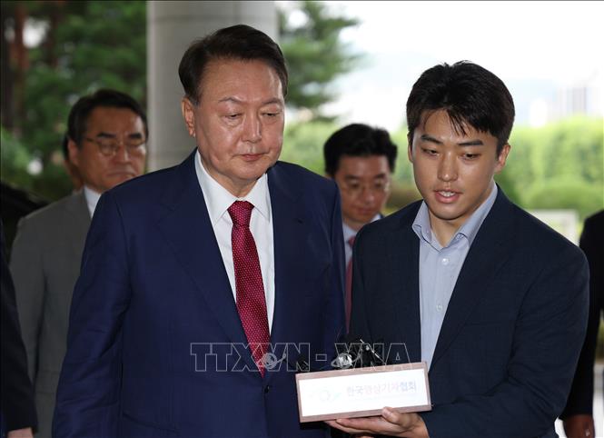 Cựu Tổng thống Hàn Quốc Yoon Suk Yeol (trái) tới văn phòng Công tố cấp cao ở Seoul ngày 5/7/2025. Ảnh: Yonhap/TTXVN