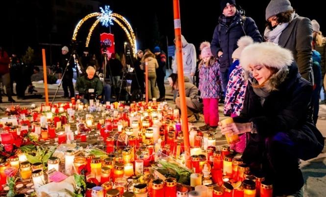 Người dân thắp nến tưởng nhớ những nạn nhân trong vụ cháy quán bar Le Constellation. Ảnh: TTXVN phát 