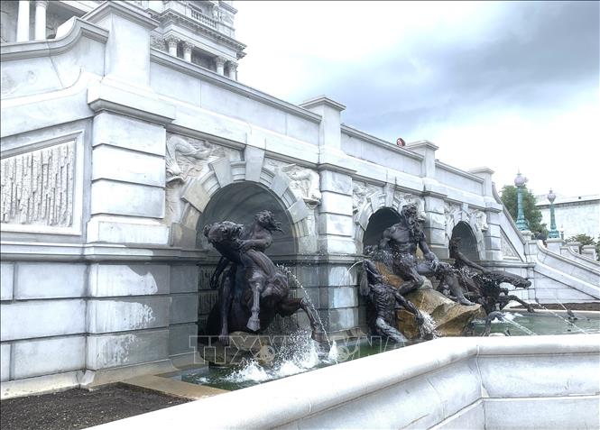 Đài phun nước tại Tòa nhà Thư viện Quốc hội Mỹ. Ảnh: Ngọc Quang – PV TTXVN tại Mỹ