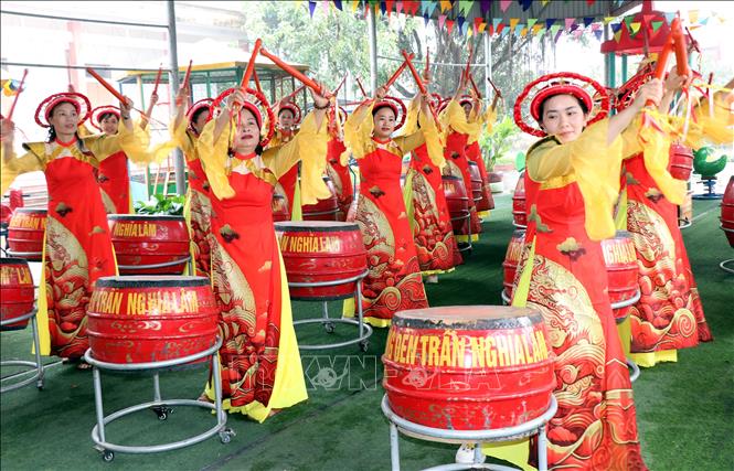 Màn luyện tập biểu diễn trống hội của Đội trống đền Trần Nghĩa Lâm (Nghĩa Lâm, Ninh Bình). Ảnh: Nguyễn Lành - TTXVN 
