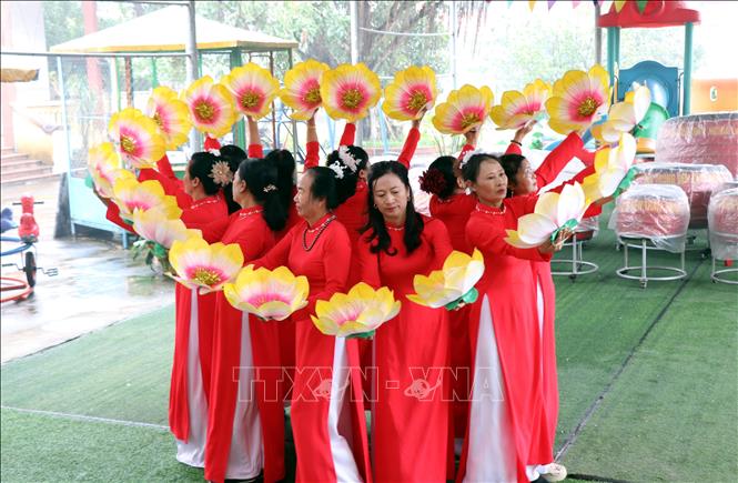 Người dân xã Nghĩa Lâm, Ninh Bình sinh hoạt hát chèo. Ảnh: Nguyễn Lành - TTXVN 