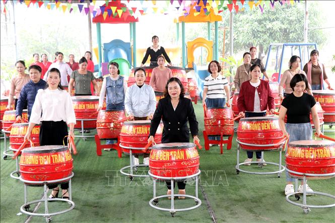 Đội trống đền Trần Nghĩa Lâm (Nghĩa Lâm, Ninh Bình) cùng nhau luyện tập. Ảnh: Nguyễn Lành - TTXVN 